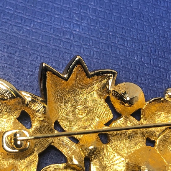 *Swarovski large Flower Brooch Pin - Picture 5 of 9